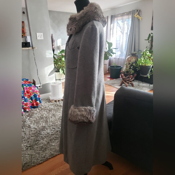 VINTAGE 1970's Wool/Rabbit Pea Coat! - Picture 8 of 15